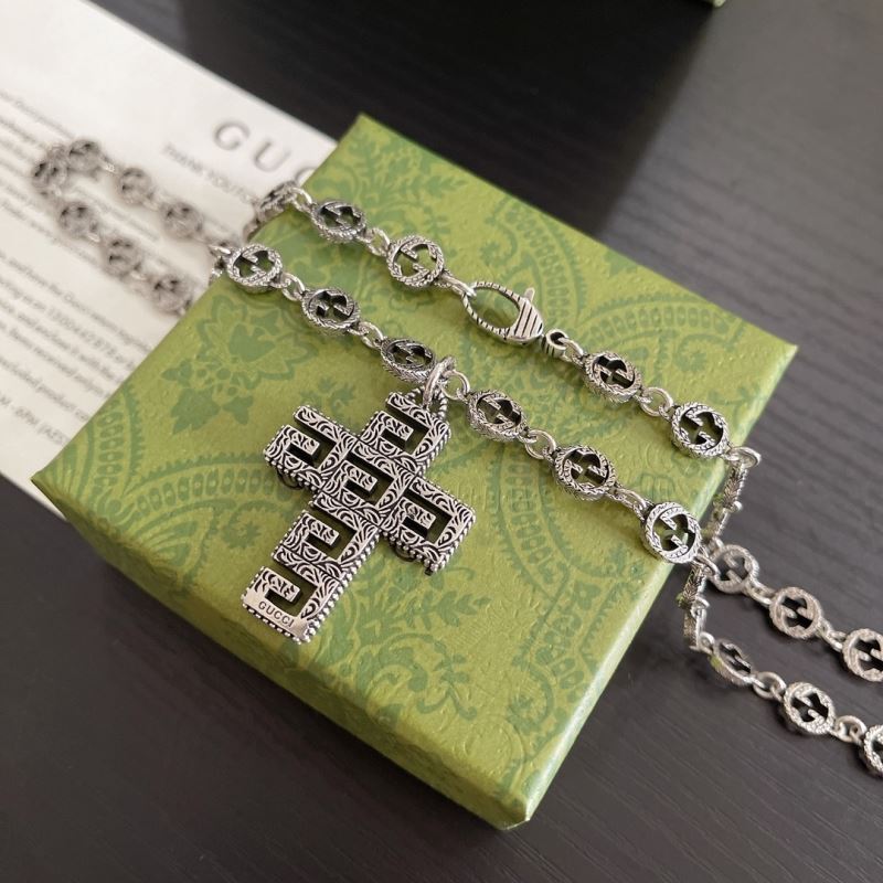 G*u*i necklaces